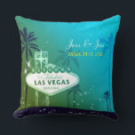 Fabulous Las Vegas Bröllop par Keepsaké Kudde<br><div class="desc">Berömd Las Vegas gatuskylt, härligt handflatan träd och stjärnteal och grönt himlar illustrerade på anpassningsbar Cushions. Enkel att anpassa exempeltexten med din egen formulering för att skapa en snyggt och vismisk bröllop, förlovning, möhippa, bachelorette-fest eller jubileumsgåva! (Du hittar de bröllop-essentialer och -favörer som passar i den här butiken, Möhippa himlen....</div>