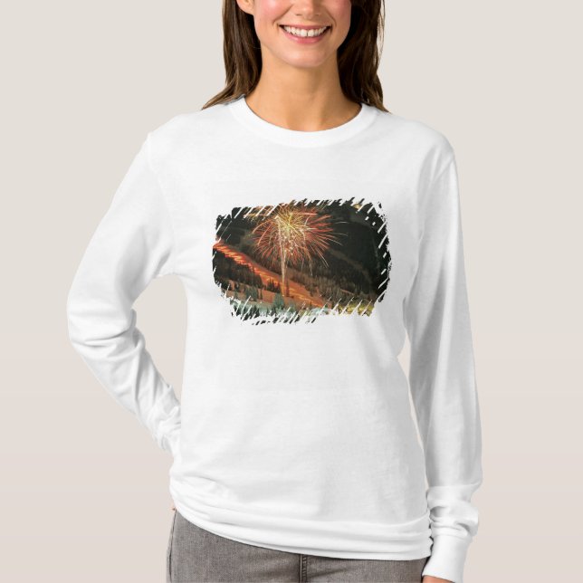 Fackelparad och fyrverkerier under vintern tee shirt (Framsida)