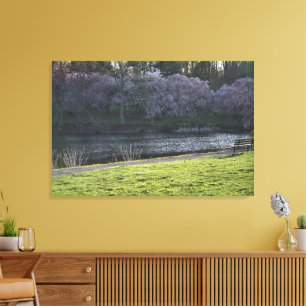 Facklig Rosa Flowered Träd by Pond, NJ 36"x24" Canvastryck
