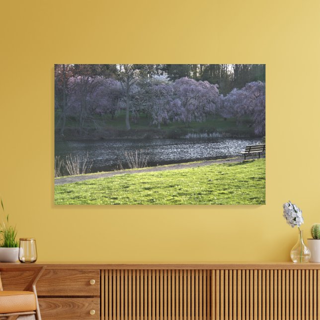Facklig Rosa Flowered Träd by Pond, NJ 36"x24" Canvastryck (Insitu (Vardagsrum))