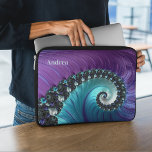 Facktal Lila Turcos Gradient Spiral Fractal Laptop Fodral<br><div class="desc">Den här vackra bärbara personligen fodral har en fractal utformning av abstrakt spiral i lila- och turkoshajer. Underbar gåva till älskare,  matematik studenter eller lärare.</div>