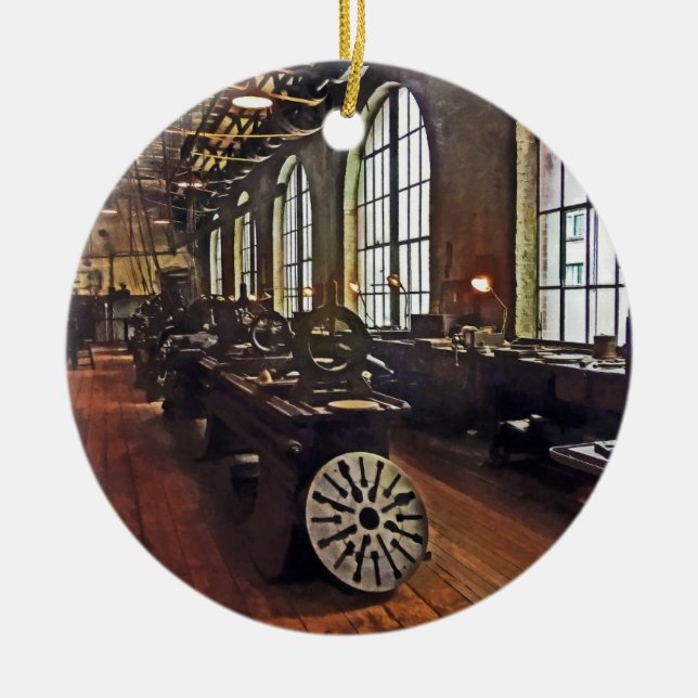 Factory Maskin Shop Julgransprydnad Keramik (Framsidan)