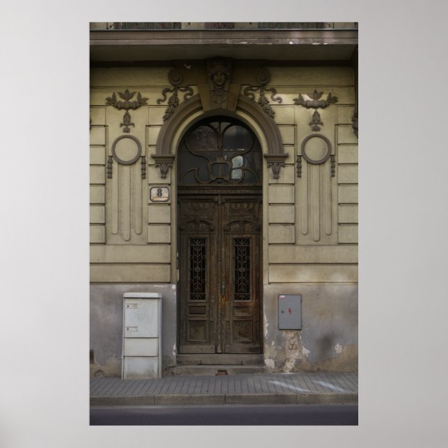 Faded Grandeur: Znojmo Byggnad Entrance Poster (Framsidan)
