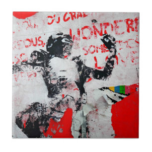Faded Red and White Graffiti med African Stencil Kakelplatta