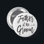 Fadern av brudgummen | skrivar stilpersonligt knapp<br><div class="desc">Gör fadern av brudgumkänselförnimmelseextra som uppskattas med denna beställnings- finare för att skriva,  knäppas.

Den presenterar ord "fadern av brudgummen" i en elegant skrivar stiltext. Närliggande är en fläck för hans namn eller initialer.</div>