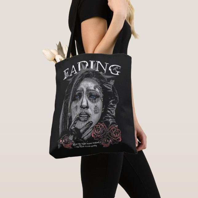 Fading - gotisk streetweardesign tygkasse (Närbild)