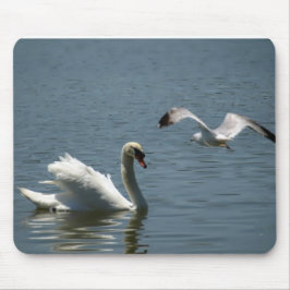 Fågel som leker med svan musmatta