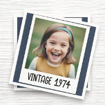Fågelblått Vintage Milestone Birthday Photo Pappersservett<br><div class="desc">Lägg till lite nostalgi i firande med Vintage Milestone Birthday Photo Keepsak Napkins. Dessa blöjor har en charmerande vintage och kan vara personlig med favoritfoto- och födelsedagskalender. De skapar dem ett unikt och minnesvärt tillägg till evenemanget. De är gjorda av högkvalitativt absorberande material och är perfekt för att servera drycker...</div>