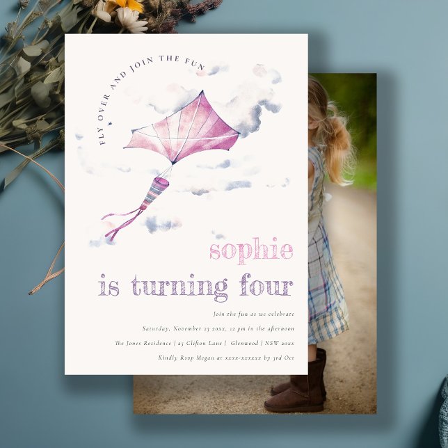 Fågeldag för Cute Rosa Flies Kite Himlar Clouds Ph Inbjudningar (Skapare uppladdad)