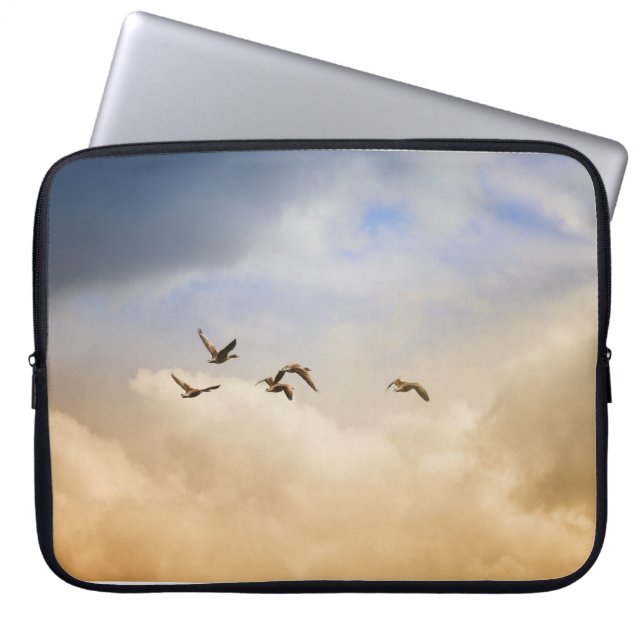 Fågelflock i flykt laptop fodral (Framsidan)
