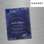 Fågelflottan i blåa blommor silver befriar lyxen l magnetisk inbjudningskort<br><div class="desc">En marin blå bakgrund,  dekorerad med faux silver glitter,  gnistor och blå blommigtar. Den blå färg är ojämn. Anpassa och lägg till information om namn och party.</div>