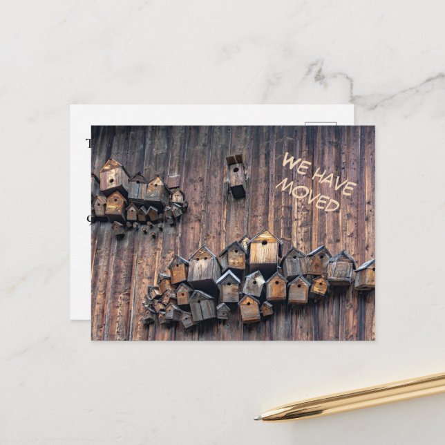 Fågelhus på en trävägg, roligt vi har flyttat vykort (Fram/Back In Situ)