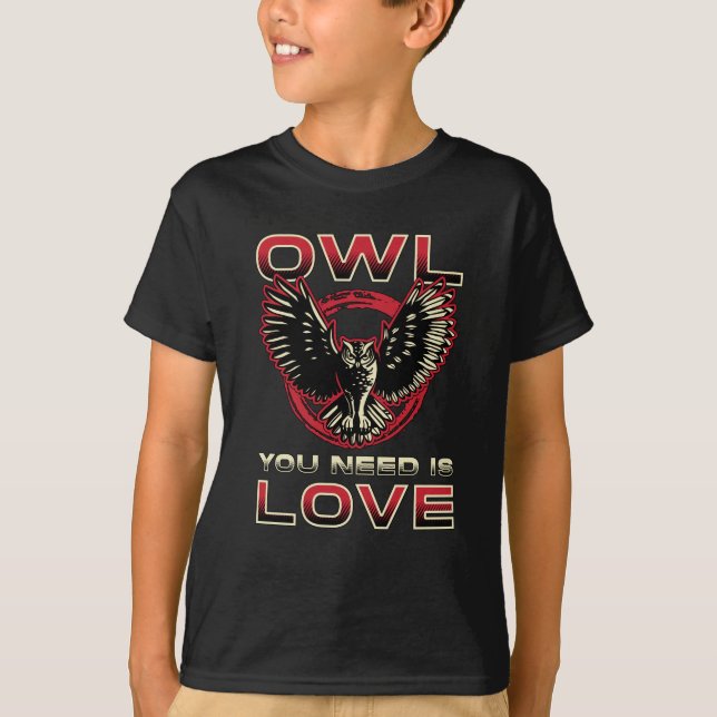 Fågeln som tittar på Uggla du behöver är kärleken  T Shirt (Framsida)