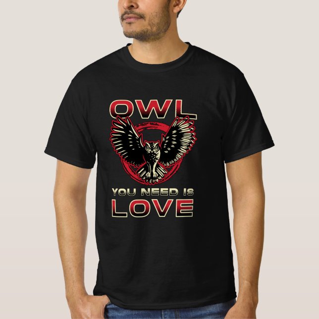 Fågeln som tittar på Uggla du behöver är kärleken  T Shirt (Framsida)