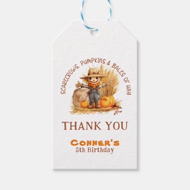 FÅGELSKRÄMMA PUMPKINS & BALES OF HAY MODERN BIRTHD PRESENTETIKETT (Framsidan)