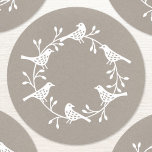 Fågelutandning Modern skandinaviska Stil Runt Klistermärke<br><div class="desc">En andedräkt av fåglar och ro höfter söt Skandi stil dekal. Perfekt för vinterhelgdagar.</div>