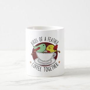 FÅGLAR AV FJÄDERKOFFEDER TILLSAMMANS KAFFEMUGG