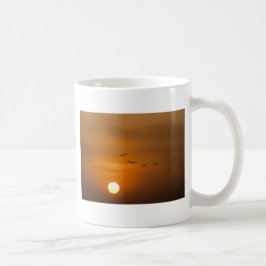 Fåglar flygande i solnedgång kaffemugg