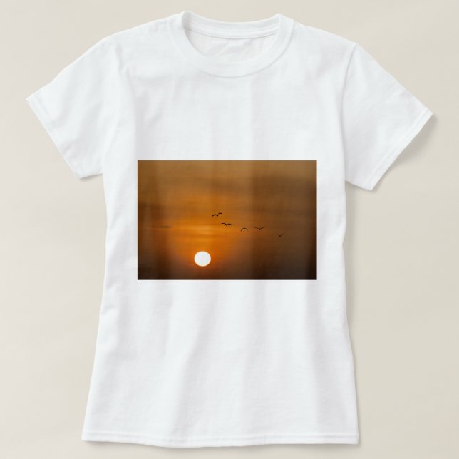 Fåglar flygande i solnedgång t-shirt (Design framsida)