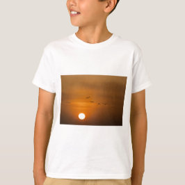 Fåglar flygande i solnedgång t-shirt