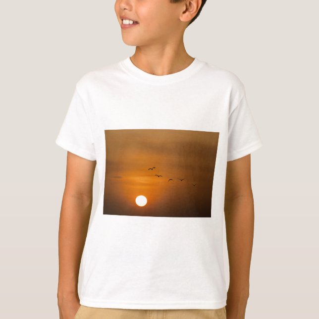 Fåglar flygande i solnedgång t-shirt (Framsida)