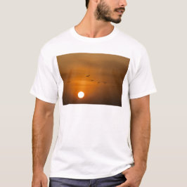 Fåglar flygande i solnedgång tee shirt