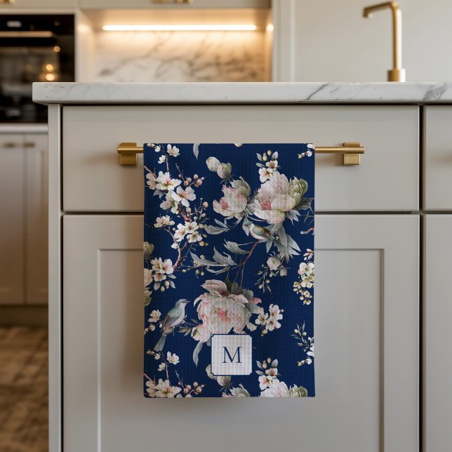 Fåglar i blommande marinblå akvarellmonogram  kökshandduk (Chinoiserie Bird in Blossom Kitchen Towel)