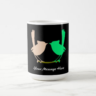 Fåglar i Cute rosa grönt kyssar på gren namn Kaffemugg
