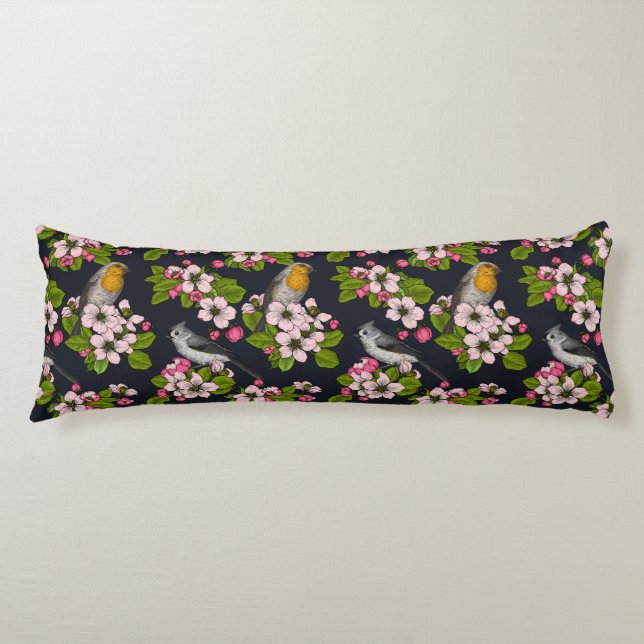 Fåglar och Blommar på svart Kroppskudde (Framsidan)