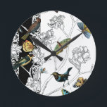 Fåglar och fjärilar i svartvitt rund klocka<br><div class="desc">Konstnären Chariklia Zarris är en begåvad målare och formgivare. Hon tycker om att måla fåglar och vilda djur och bild är inget undantag. Fåglarnas och fjärilarnas livliga färger accentueras av de svarta och vita grenarna i bakgrunden.</div>