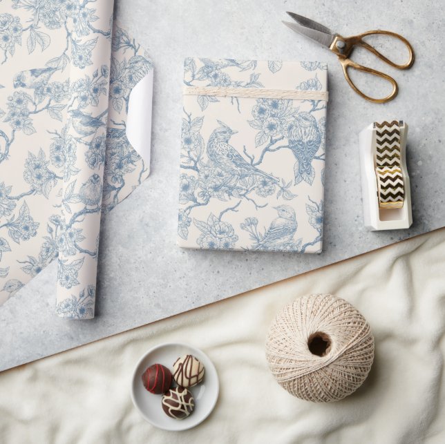 Fåglar och körsbärsblom i blått och off-white presentpapper (Hantverk)