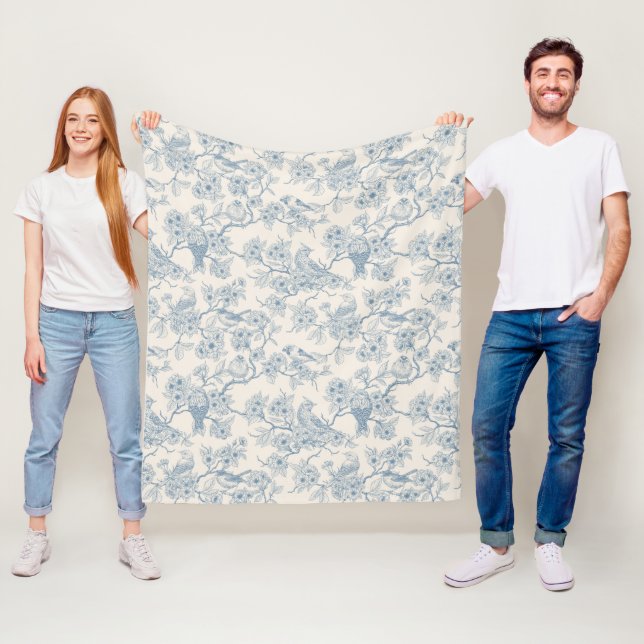 Fåglar och körsbärsblom i blått och offwhite fleecefilt (På plats)