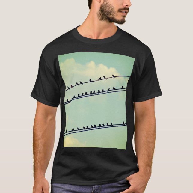 Fåglar på ledningar, vintage blå himmel. t shirt (Framsida)