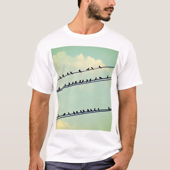 Fåglar på ledningar, vintage blå himmel. t shirt (Framsida)