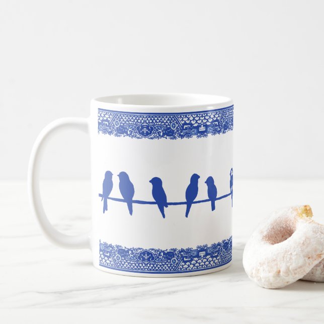 Fåglar på Wire Blue White Willow Whimsical Simple Kaffemugg (Med munk)