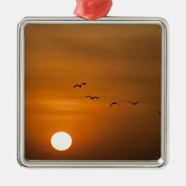 Fåglar som flyger i solnedgång julgransprydnad metall