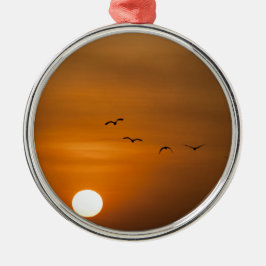 Fåglar som flyger i solnedgång julgransprydnad metall