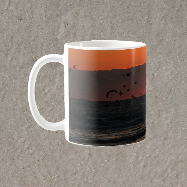 Fåglar som flyger över havsfoto kaffemugg (A mug with a photograph of sea gull birds flying over the ocean during sunrise.)