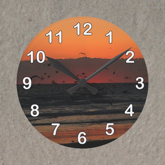 Fåglar som flyger över Ocean Sunrise Photo Rund Klocka (A clock with a photo of birds flying over the ocean during sunrise.)