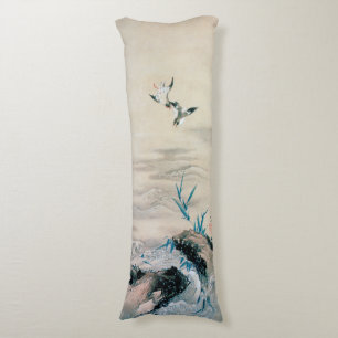 Fåglar som kämpar i Mountain Stream, Hokusai Kroppskudde