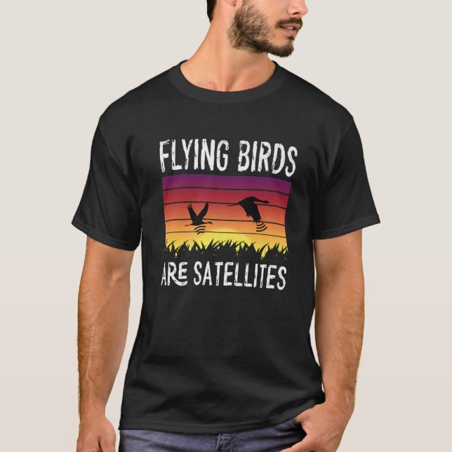 Fåglarna är inte riktiga flygande satelliter Spies T Shirt (Framsida)