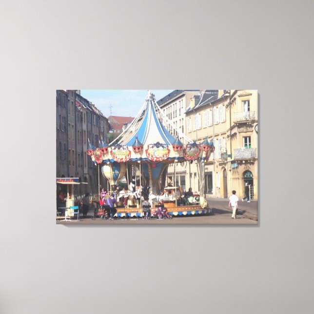 Fair Ground Roundabout in an Ancient Fransk Town Canvastryck (Framsida)