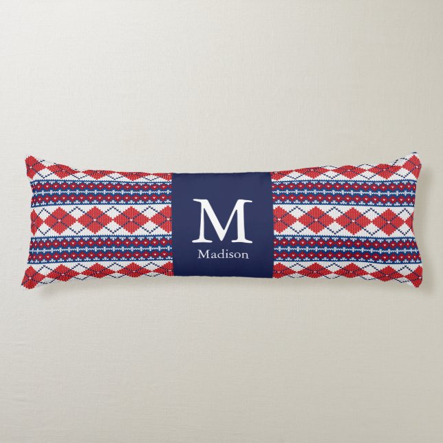 Fair Isle Red and Blue Argyle Monogram Kroppskudde (Framsidan)