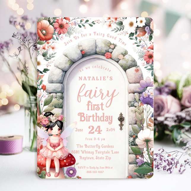 Fairy Door Black Hair Fairy First Födelsedagsfest Inbjudningar (Fairy First Birthday Invitation with Black Hair Fairy Girl and Enchanted Doorway.)