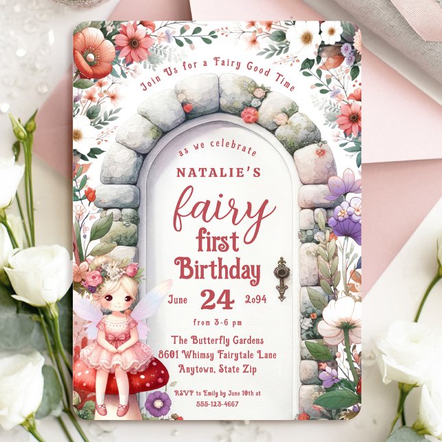 Fairy Door Blonde Hair Fairy First Födelsedagsfest Inbjudningar (Fairy First Birthday Invitation with Blonde Fairy Girl and Enchanted Garden Doorway.)
