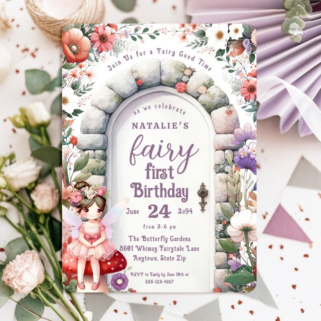 Fairy Door Brown Hair Fairy First Födelsedagsfest Inbjudningar (Fairy First Birthday Invitation with Brown Hair Fairy Girl and Enchanted Doorway)