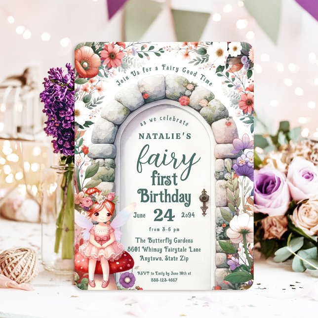 Fairy Doorway Red Hair Fairy First Födelsedagsfest Inbjudningar (Fairy First Birthday Invitation with Red Hair Fairy Girl and Enchanted Doorway)