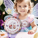 Fairy First Birthday Fairycore Birthday Girl Knapp<br><div class="desc">Grattis till din lilla speciella dag med vår charmerande Fairy First Birthday Button. Den här knappen visar hur det är att spela och spela hela dagen.. min första födelsedag! Den här knappen visar hur den vita flormushammarenumret "1:a" i mitten, omgiven av ömtåliga fjärilar. Den förstorande vattenfärgens florala texturbakgrund och pulserande...</div>