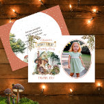 Fairy First Woodland Mushroom 1:a födelsedagsfoto Tack Kort<br><div class="desc">En söt liten skogsfågel står utanför hennes svamphus bland svamparna,  skogen och skogsdjuren,  eftersom gienery boughs gracful på båda sidor av henne i den här "Fairy First"-flickans första födelsedagsutformning av Helgdag Hearts Designers.. Party.</div>
