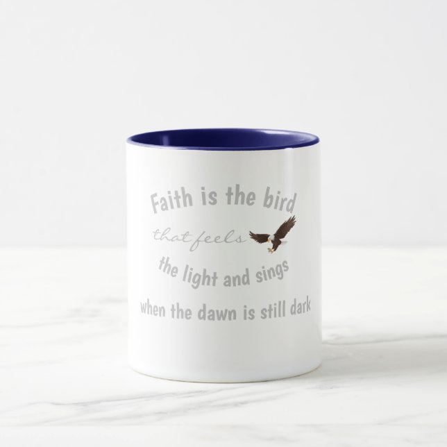 Faith är fågeln som känner ljus och sjungor mugg (Center)